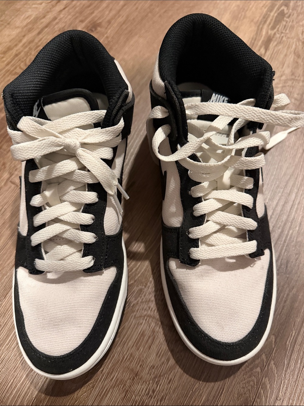 Nike Men’s Black and White Low-Top Sneakers